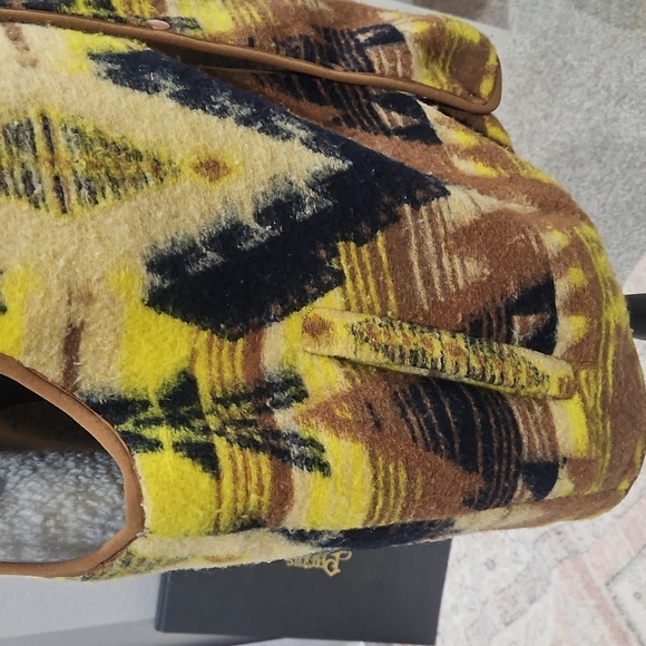 Urban Outfitters Yellow and Black Patterned Vest - Picture 3 of 8